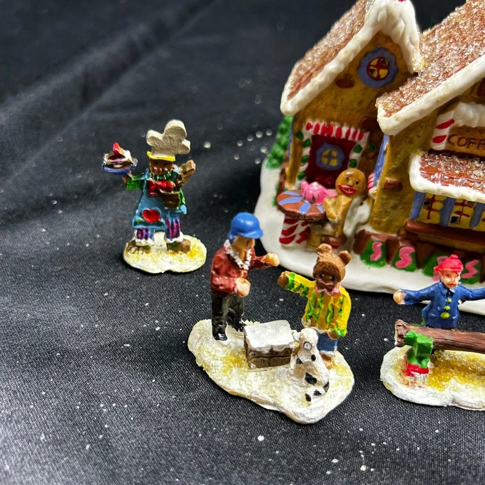 Gingerfrost Lane 2005 Christmas Village Gingerbread Coffee House and Figurines